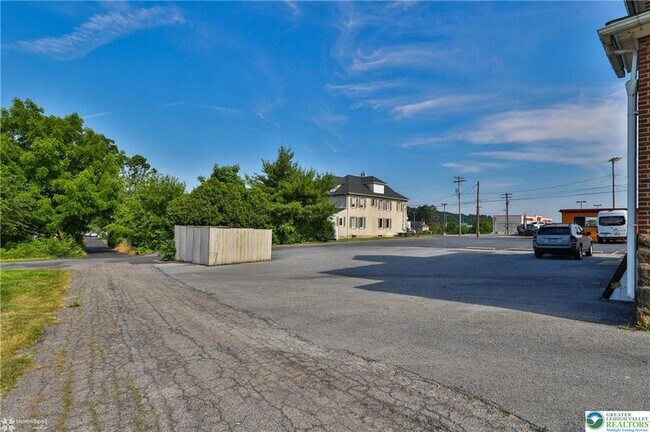 Building Photo - 1660 Main St