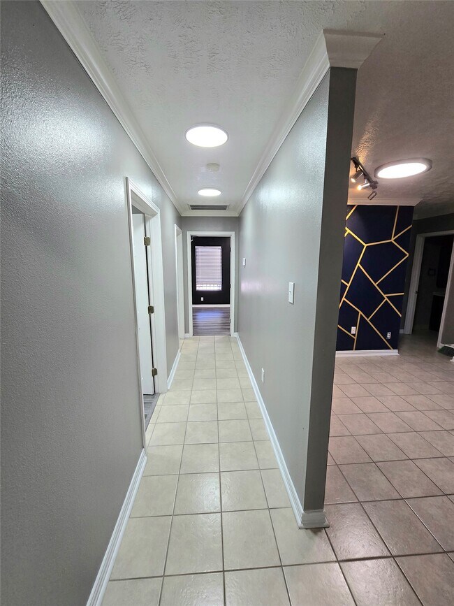 Building Photo - 616 Shaver St