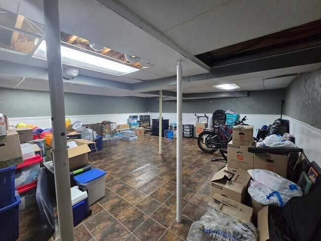 Building Photo - Country Charm Meets City Convenience – You...