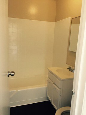 Building Photo - 1110 S Kenmore Ave