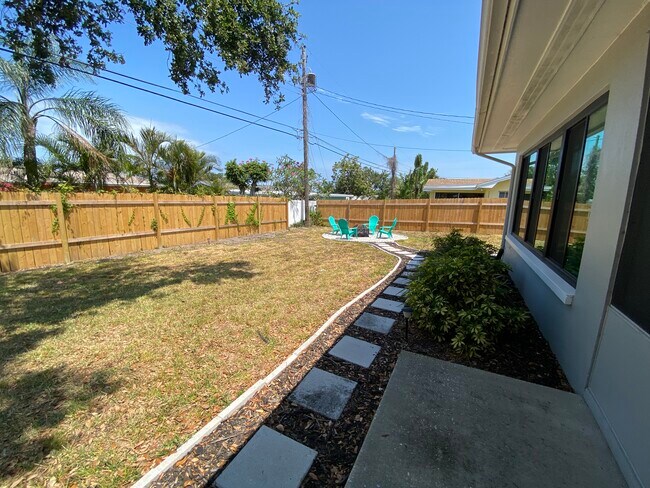Building Photo - 1346 Hill Dr