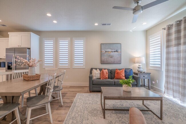 Building Photo - Flexible lease options! Spacious Townhome in Washington