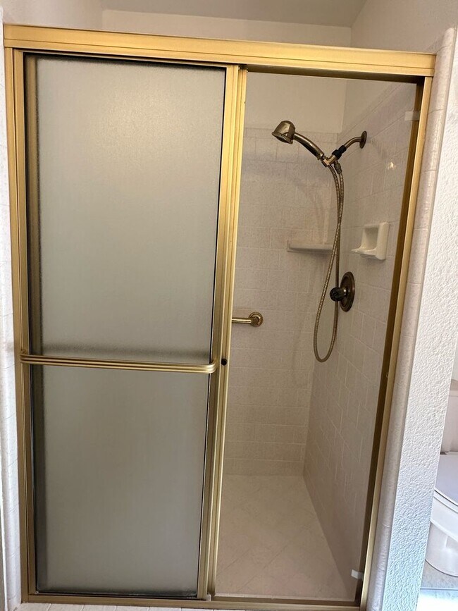 Building Photo - 475 E Mercedes Ave