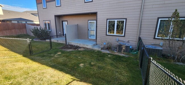 Building Photo - 1035 Rd Runner St