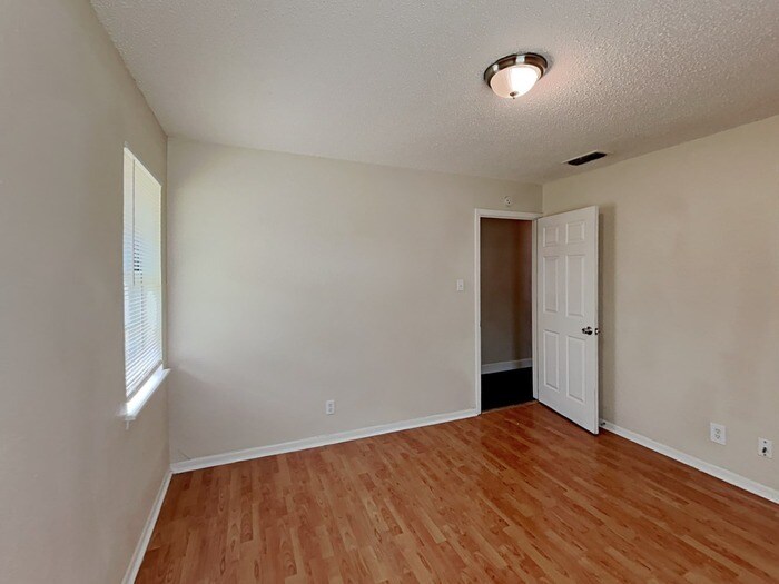 Building Photo - 818 Rea Ave