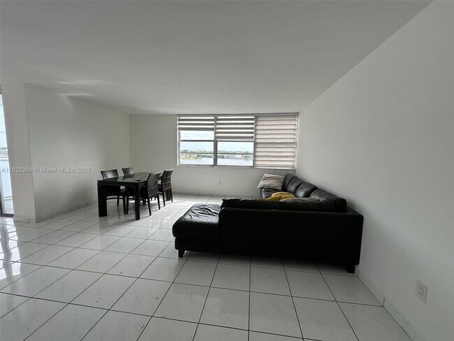 Building Photo - 1301 NE Miami Gardens Dr