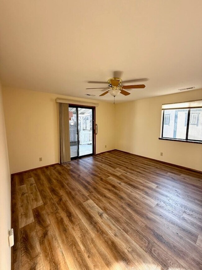 Building Photo - Lovely NE 3 Bedroom Home w/Large Yard & Mowing Included!