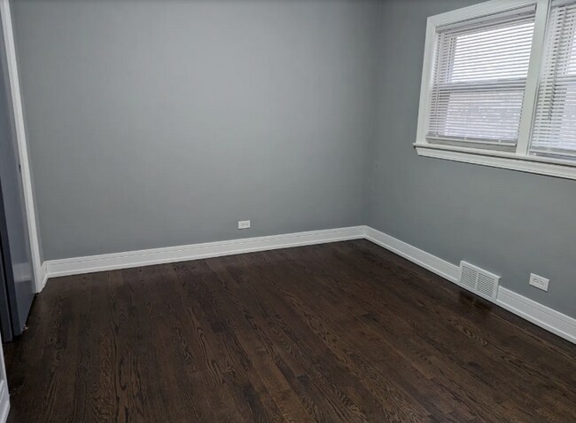 Building Photo - Spacious 3BR Unit in Quiet South Side Buil...