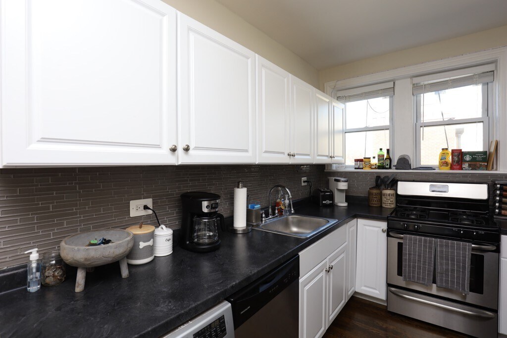 Building Photo - 3823 N Greenview Ave