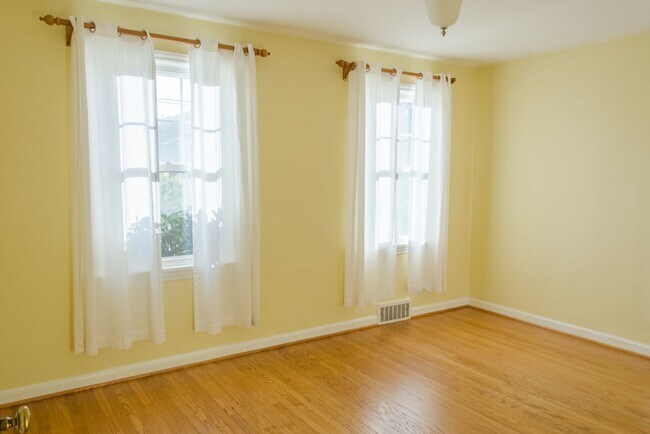 Building Photo - 2bd/1ba Seattle Home