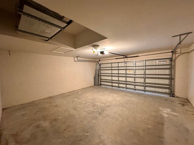 Building Photo - 913 NE 13th Ave