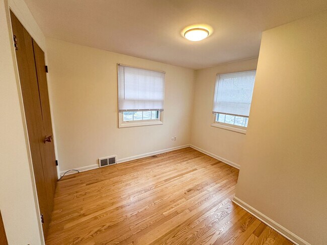 Building Photo - 960-964 Kentwood NE