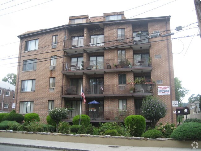 Building Photo - 585 N Railroad Ave
