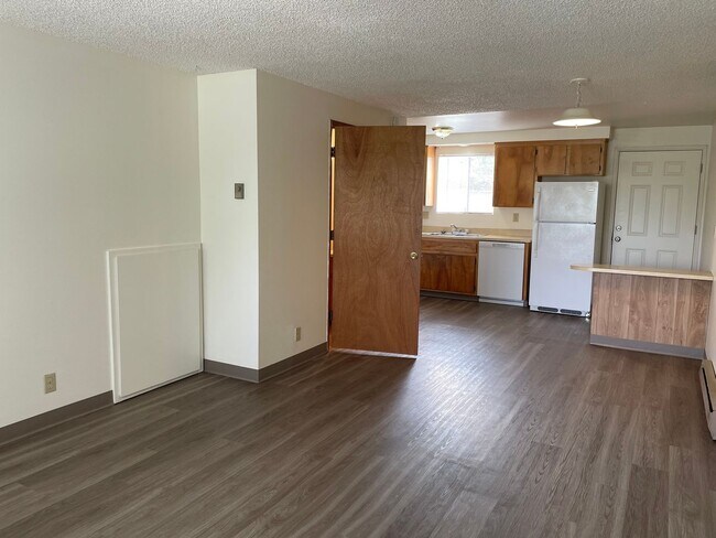 Building Photo - Very Nice 2 Bedroom 2 Bath Townhome