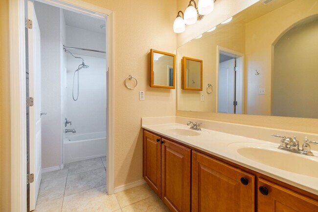 Building Photo - 2 Story 3 Bedroom Townhome Available Now!