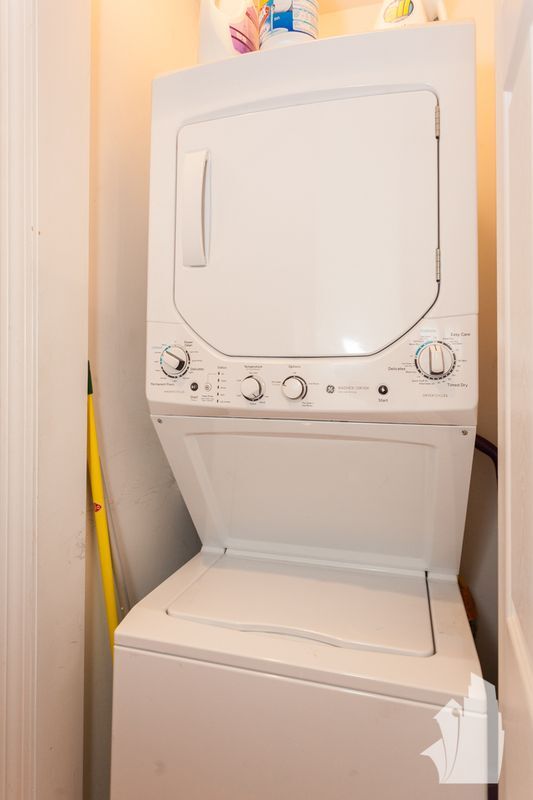 Building Photo - 3750 N Wilton Ave