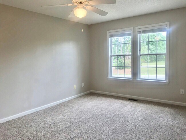 Building Photo - 3203 St James Dr SE