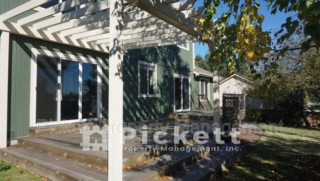 Building Photo - 2037 Gustaf St NE
