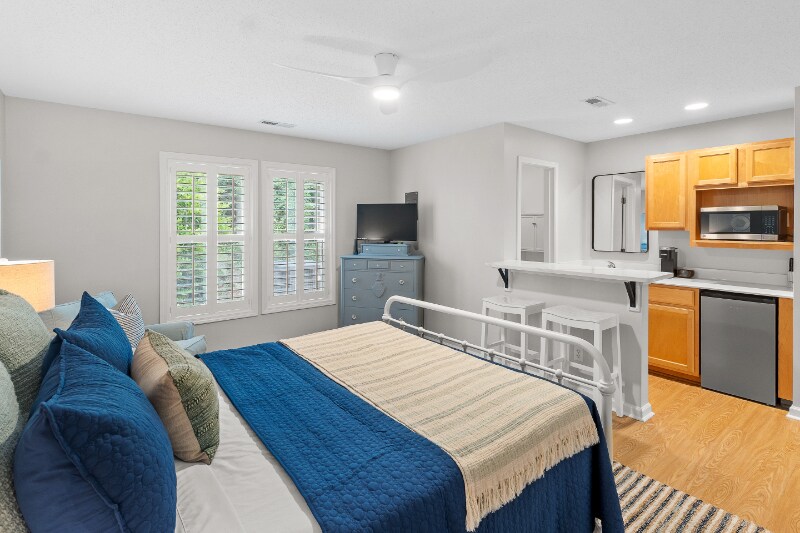 Building Photo - 3350 Club Villas Dr