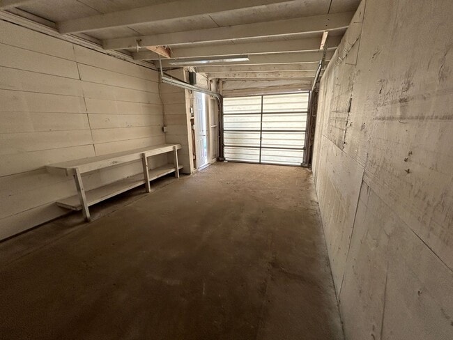 Building Photo - 3 Bedroom 1 Bath Beautiful House with Fenced Yard & Garage