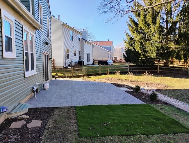 Building Photo - 4958 Oak Ln