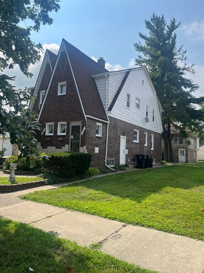 Building Photo - 443 Elm St