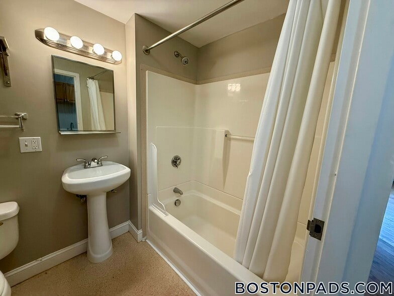 Building Photo - 312 Shirley St