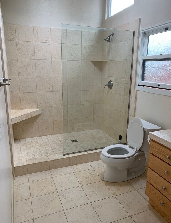 Building Photo - 114A Alta Dr