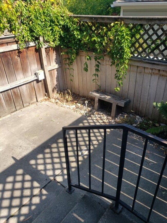 Building Photo - Cute 2 bedroom 1.5 bath Condo in Ashland!!