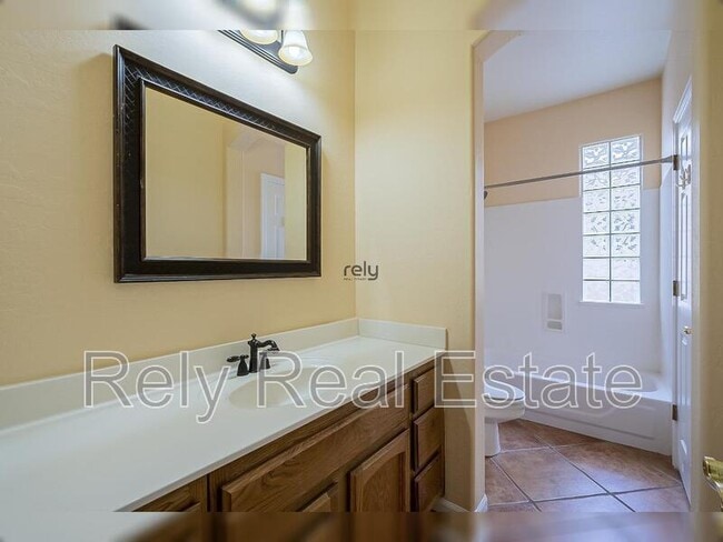 Building Photo - 4605 N Clear Creek Dr