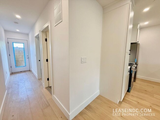 Building Photo - 1812 Independence Ave SE