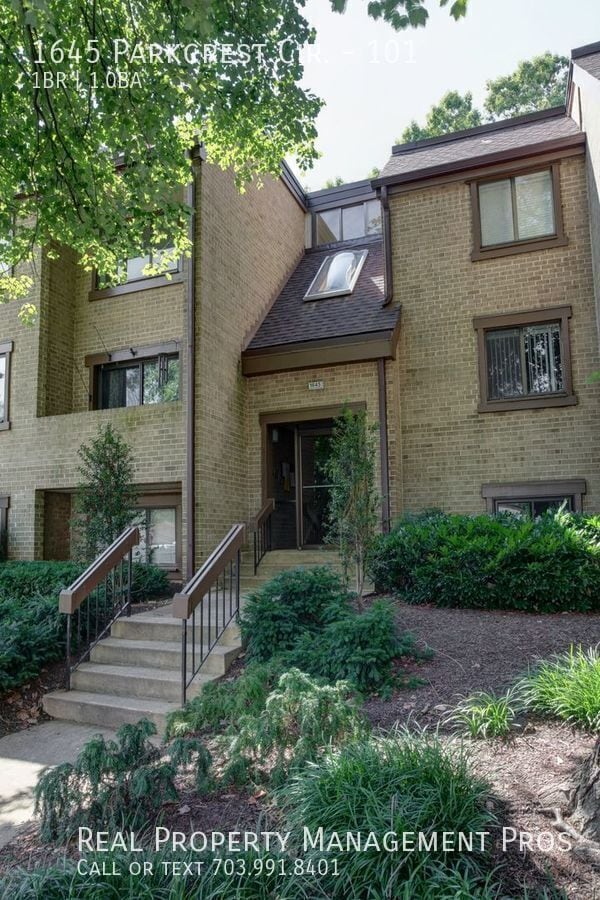 Building Photo - 1645 Parkcrest Cir