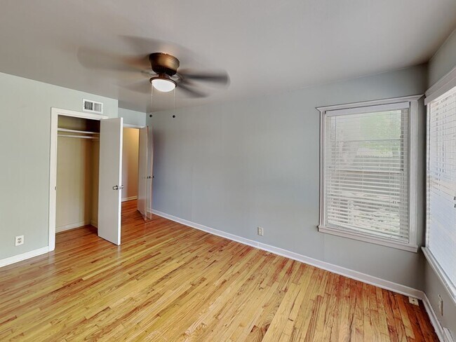 Building Photo - Quaint 3 bedroom in the Wilshire Addition in Fort Worth!