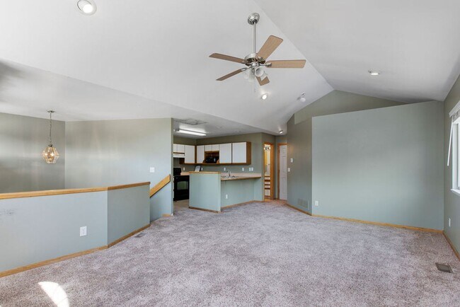 Building Photo - 4 Bedroom Townhome near campus