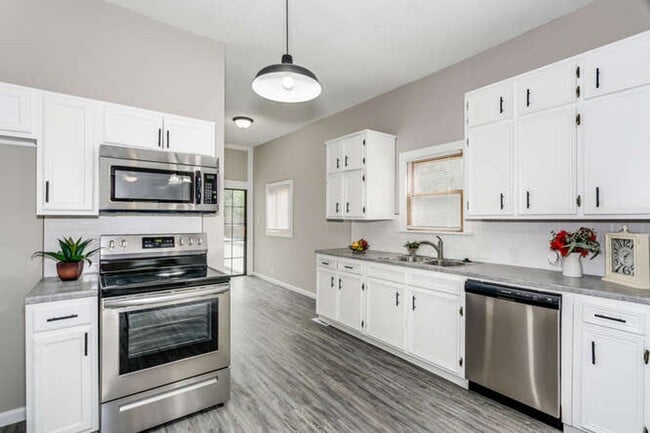 Building Photo - 3 Bedroom 2 bath home with garage in a prime location!