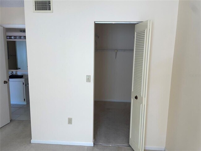 Building Photo - 2642 Pine Ridge Way S