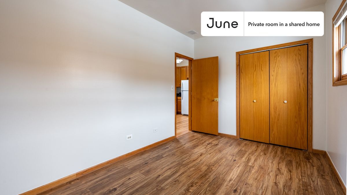 Building Photo - Private bedroom in 3 bed/2 bath Home