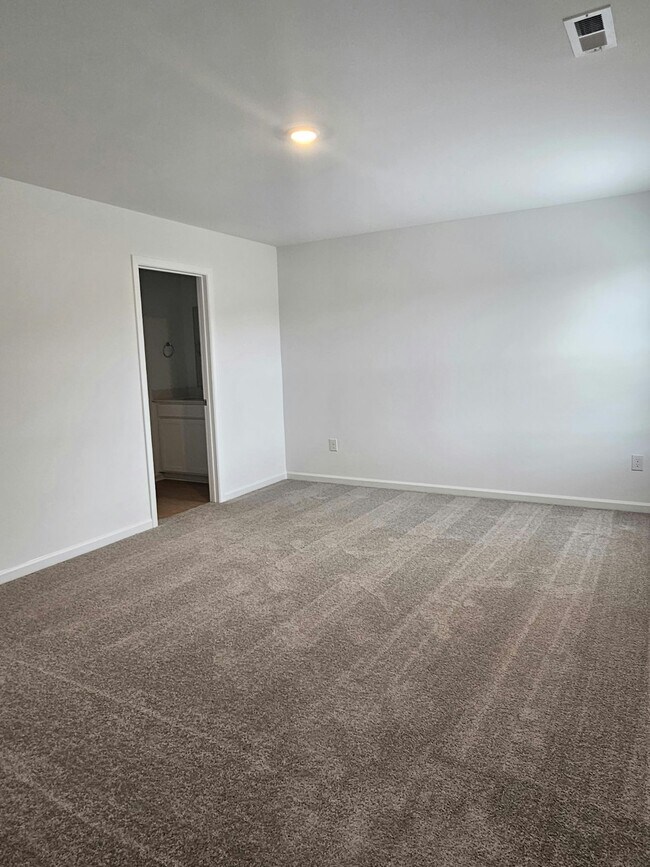 Building Photo - 184 Labrador Ln