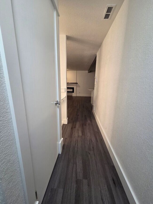 Building Photo - Must see Interior!! Tacoma 5 Bed with Large Fenced Back Yard on Dead End Street!