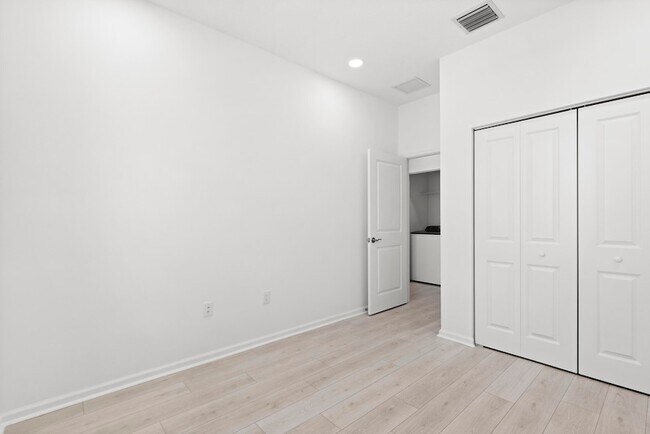 Building Photo - 4416 Longwood Lk Sq