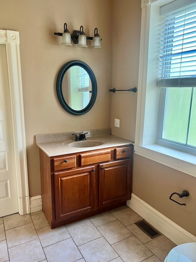 Building Photo - 2 Bedroom Condo in Shaw Available to Rent