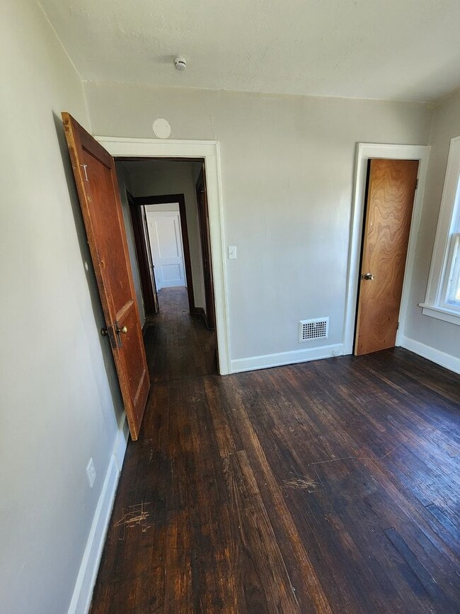 Building Photo - 3 Bedroom 1st Floor For Rent