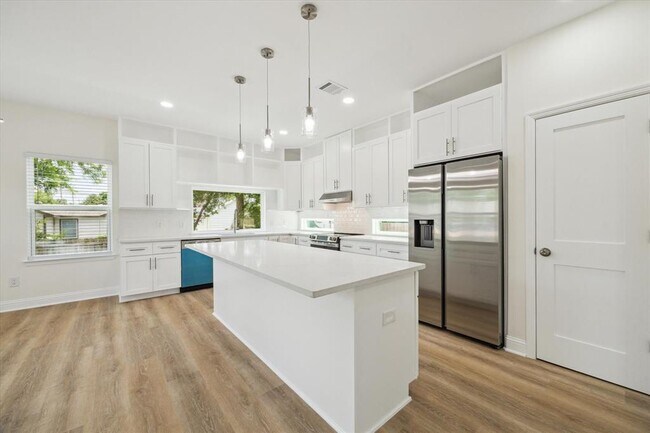 Building Photo - 901 E 37th St