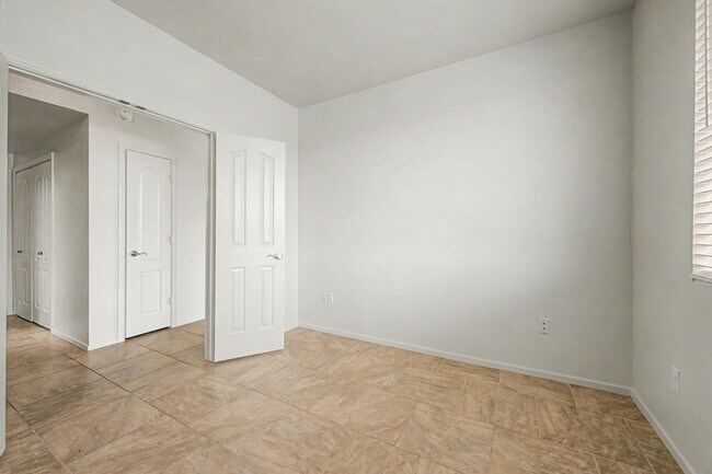 Building Photo - 16013 S Desert Foothills Pkwy