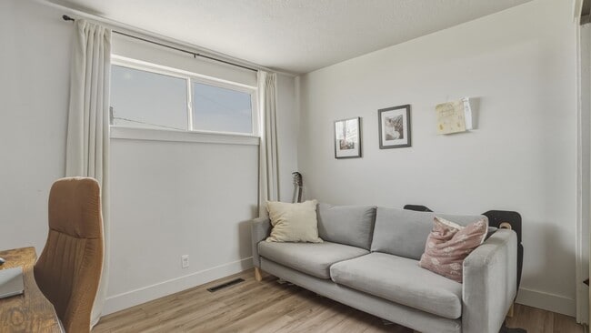 Building Photo - Charming and Quiet 3 bed Orem Home in Prime Location with Solar!!