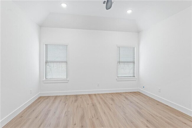 Building Photo - 16 Celtic Dr