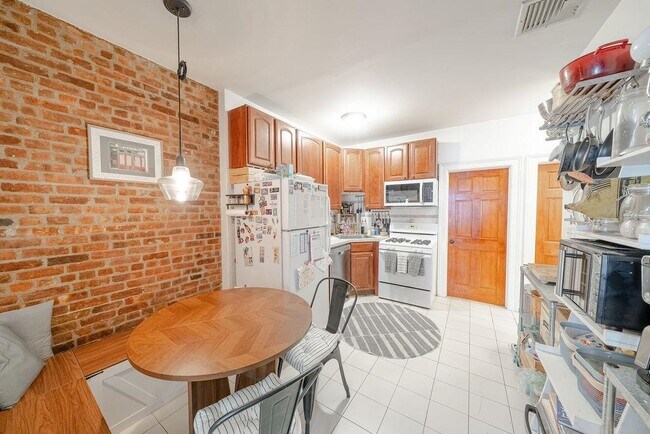 Building Photo - 189 Christopher Columbus Dr