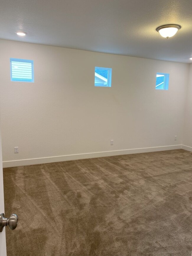 Building Photo - Stunning 4 bed 3.5 bath in Johnstown.