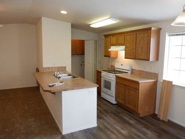 Building Photo - Single Level 2 Bed/2 Bath Unit with Garage...