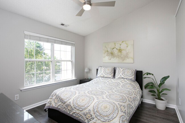 Building Photo - 3 Bd / 2.5 Bth townhouse in SW Durham Aubu...